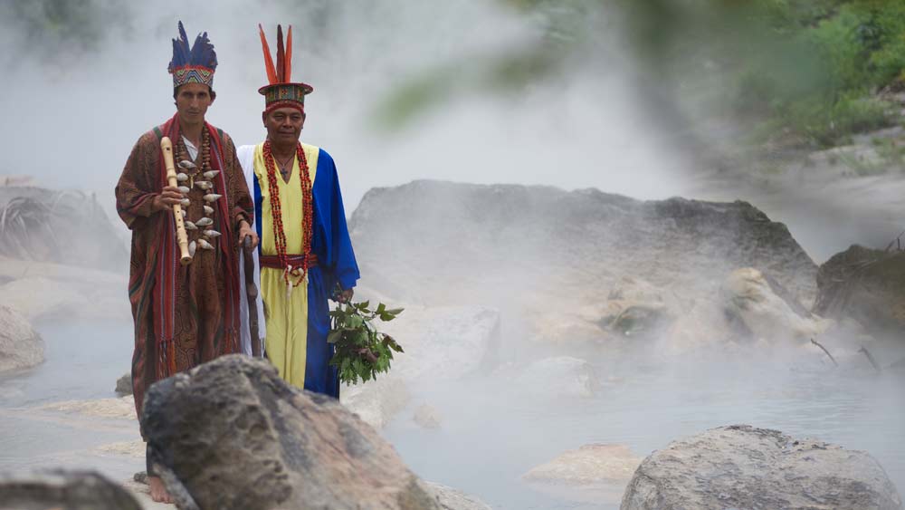 কিন্তু শেষ মুহূর্তেও বাধা। নদীর কাছেই আছে মায়ানটুয়াকু গ্রাম। সেই গ্রামের পুরোহিতরা নদীর কাছে যেতে দেন না বহিরাগতদের। কারণ ওই নদীর জল তাঁরা ব্যবহার করেন ওষধি হিসেবে। ফলে তার হদিশ রাখতে চান গোপনই।