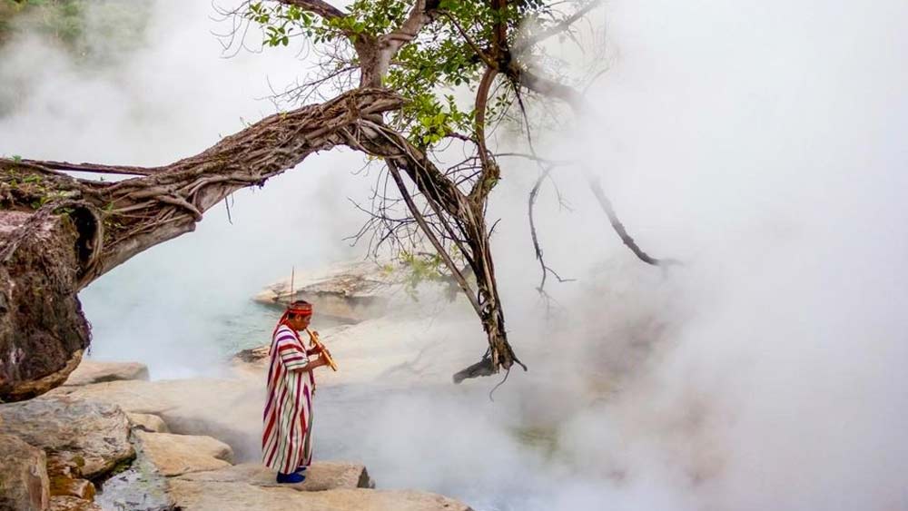 বহু কাঠখড় পুড়িয়ে স্থানীয় পুরোহিত বা শামানকে বোঝালেন আন্দ্রে। অনেক সাধ্যসাধনার পরে মিলল নদীর কাছে যাওয়ার অনুমতি। কিন্তু একা নয়। পুরোহিত তাঁর সঙ্গে দিয়ে দিলেন নিজের প্রতিনিধিকে। তিনি আগাগোড়া আন্দ্রের সঙ্গে থাকলেন।