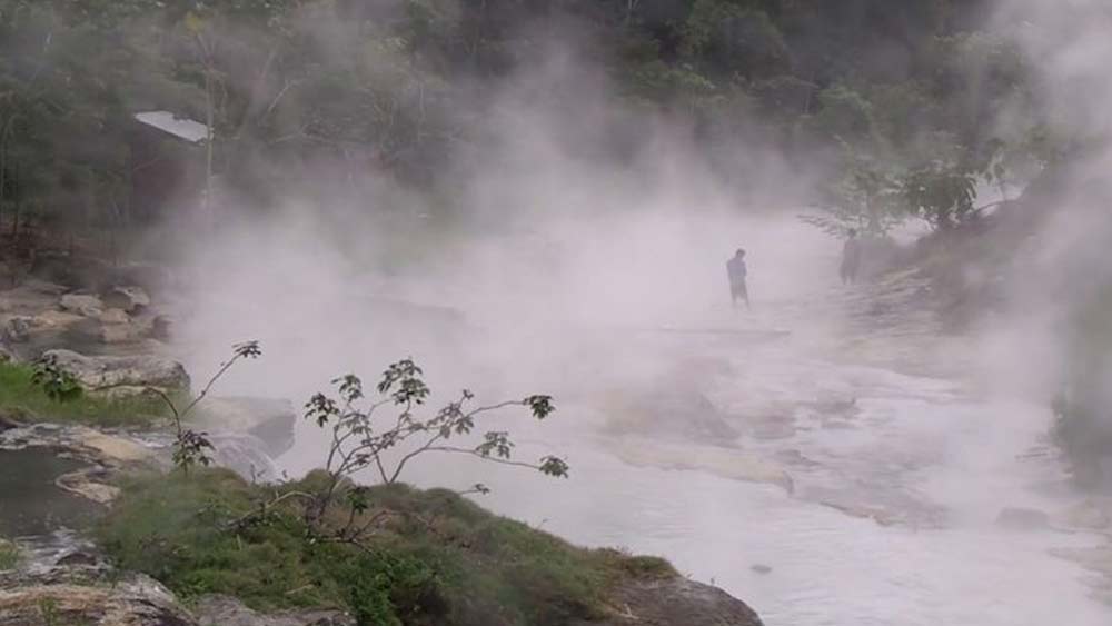 ছয় মাইল লম্বা এই নদীকে চারদিক থেকে ঘিরে রেখেছে ঘন গাছের সবুজ প্রাচীর। নদীর সর্বোচ্চ গভীরতা ১৬ ফুট পর্যন্ত। উষ্ণ প্রস্রবণের মতো নিজের খেয়ালেই সে বেরিয়েছে পাথরের চাঁইয়ের ফাঁক দিয়ে। তারপর নিজের যাত্রাপথ শেষ করে সে মিশে গিয়েছে আমাজনের সঙ্গে।