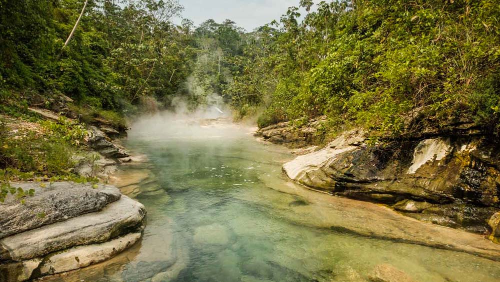তা হলে এই নদীর জল ফুটন্ত হল কী করে? আন্দ্রে ও তাঁর সহকারী গবেষকদের মত, এর কারণ ভূগহ্বরের তাপমাত্রা। তাঁদের মতে, পেরুর আমাজন অরণ্যের এই গভীরে শিলাময় ভূভাগে চ্যুতি বা ফাটল অনেক বেশি। সেখান দিয়ে বৃষ্টির জল প্রবেশ করে ভূভাগের ভিতরে।