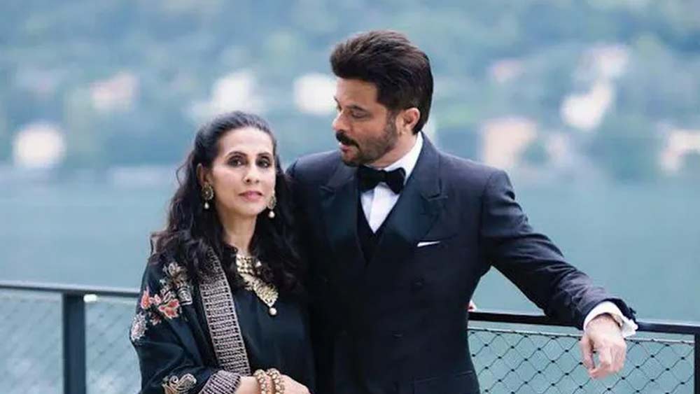 এক দিন নিছক মজা করেই সুনীতাকে ফোন করলেন অনিল। টেলিফোনের ওপারে সুনীতার কণ্ঠস্বরেই অনিল ক্লিন বোল্ড। মুগ্ধতার রেশ ধরেই দু’জনের ঘন ঘন সাক্ষাৎ শুরু হল।