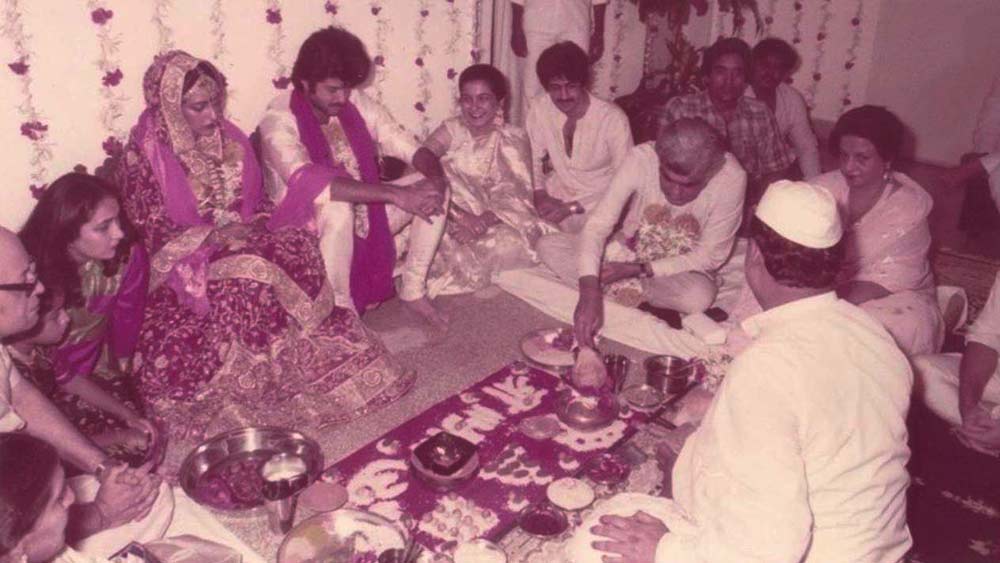 তখন তাঁর একটাই লক্ষ্য। কবে সুনীতাকে বিয়ে করতে পারবেন। কারণ পাত্র হিসেবে অনিলকে মোটেও পছন্দ ছিল না সুনীতার বাবা মায়ের। অন্য দিকে সুনীতাকে নিয়ে আপত্তি ছিল কপূর পরিবারেও। শেষে বহু কষ্টে দুই পরিবারের অভিভাবকদের সম্মতি পাওয়া গেল।