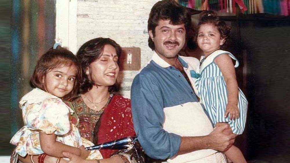 শ্রীদেবী-ঝড়ে তাঁর দাদা বনি কপূরের প্রথম দাম্পত্য ভেঙে গেলেও অনিল এবং সুনীতার মাঝে তৃতীয় কারও ছায়া সে ভাবে পড়েনি। দুই মেয়ে সোনম ও রিয়া এবং ছেলে হর্ষবর্ধনকে নিয়ে তাঁদের সাংসারিক ঘেরাটোপ অটুট।