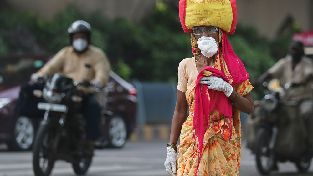 ভাল্‌ভহীন এন-৯৫ মাস্ক ছাড়াও এফএফপি (ফিল্টারিং ফেস পিস)-২, এফএফপি-১ এবং এফএফপি-৩ মাস্কও তুলনামূলক ভাবে বেশ সুরক্ষিত। এফএফপি-২ মাস্কের কার্যকারিতা প্রায় ৯৪ শতাংশ। অন্য দিকে, প্রায় আশি শতাংশ ভাইরাস প্রতিরোধ করতে পারে এফএফপি-১ মাস্ক। তবে এফএফপি-৩ মাস্কের কার্যকারিতা এ সবের মধ্যে সবচেয়ে বেশি, প্রায় ৯৯ শতাংশ। ছবি: এপি।