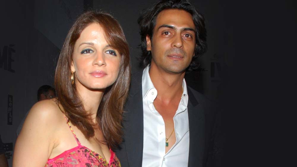 তবে ঘনিষ্ঠ মহলের মত, অর্জুনের জন্যই বিয়ে ভেঙে যায় হৃতিক-সুজানের। বিচ্ছেদের পরে প্রকট হয় অর্জুন-সুজান ঘনিষ্ঠতা।