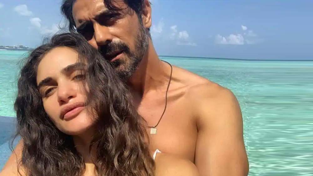 তবে অর্জুন লিভ ইন করেন দক্ষিণ আফ্রিকার মডেল গ্যাব্রিয়েলার সঙ্গে। আইপিএল পার্টিতে তাঁদের আলাপ হয় । টুর্নামেন্টে গ্যাব্রিয়েলা চিয়ারলিডার ছিলেন। শোনা যায়, মেহর জেসিয়ার সঙ্গে বিচ্ছেদের আগেই অর্জুনের সঙ্গে সম্পর্কের জেরে সন্তানসম্ভবা হয়ে পড়েছিলেন গ্যাব্রিয়েলা। ২০১৯-এ জন্ম নেয় তাঁদের সন্তান।