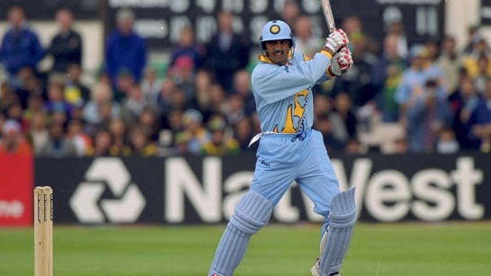 তালিকায় বিরাট কোহালির উপরে আছেন মহম্মদ আজহারউদ্দিন। ১৯৯১ সালের ৬ ডিসেম্বর থেকে ১৯৯৭ সালের ৩ মে পর্যন্ত সময়ের মধ্যে টানা ১২৬ ওয়ানডে খেলেছিলেন হায়দরাবাদি। এই সময়ে ৩৮.১২ গড়ে ৩,৭৭৪ রান করেছিলেন তিনি।