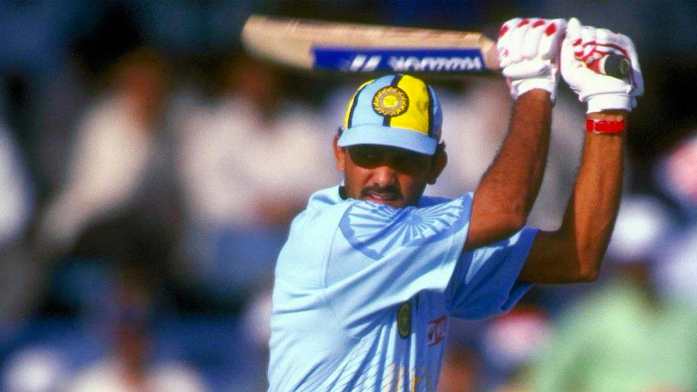 ১৯৯৬ সালের পর থেকে আজহারের ফর্ম খারাপ হতে থাকে। নেতৃত্ব হারান তিনি। নেতৃত্ব হারানোর পর ব্যাট হাতে তাঁকে অনেক বেশি আক্রমণাত্মক ভঙ্গিতে দেখা যায়। অবশ্য ফের নেতৃত্ব ফিরে আসে তাঁর কাছে। ১৯৯৯ বিশ্বকাপে জাতীয় দলকে নেতৃত্ব দেন তিনি।