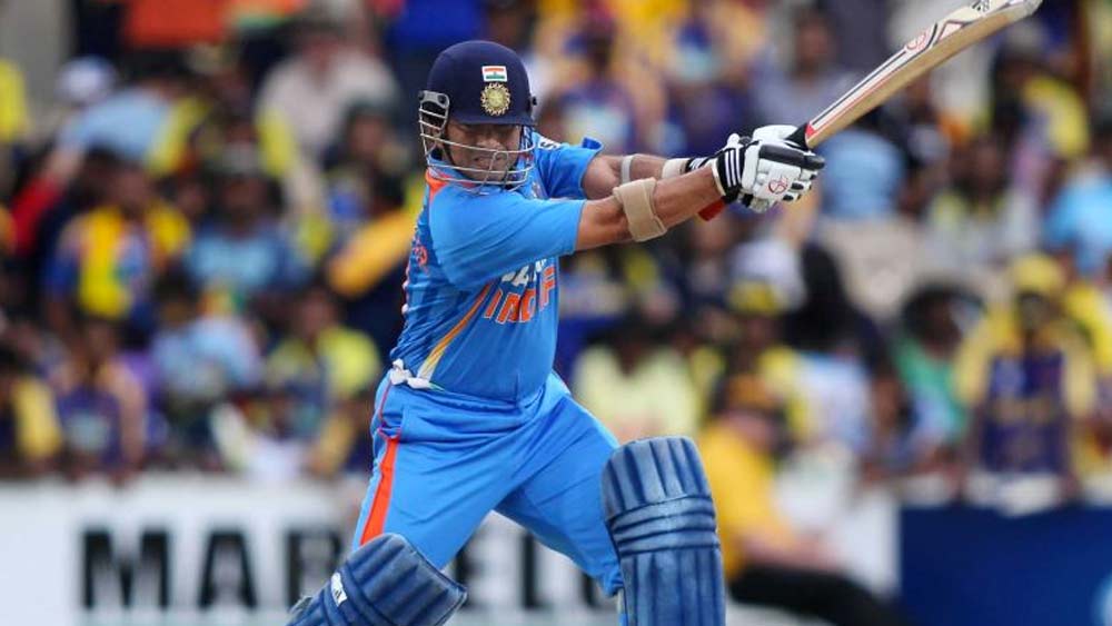 ১৯৮৯ সালে আন্তর্জাতিক ক্রিকেটে পা রেখেছিলেন সচিন তেন্ডুলকর। ১৯৯০ সালের ২৫ এপ্রিল থেকে টানা আট বছর একটানা ১৮৫ ম্যাচ খেলেছিলেন মাস্টার ব্লাস্টার। এই সময়ে ৪০.৬১ গড়ে ৬,৬২০ রান করেছিলেন তিনি।