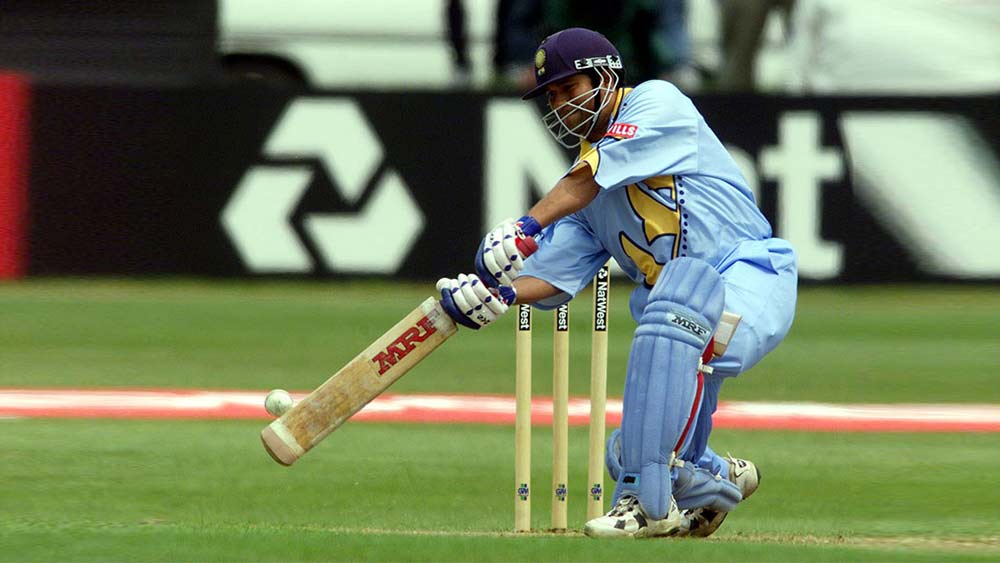 ৫০ ওভারের ফরম্যাটে ৪৬৩ ম্যাচ খেলেছিলেন সচিন। রান করেছিলেন ১৮,৪২৬। ম্যাচের সংখ্যা ও মোট রান, দুটোই বিশ্বরেকর্ড। সবচেয়ে বেশি ৪৯ শতরানেরও মালিক তিনি। গড় ৪৪.৮৩। বিশ্বের প্রথম ব্যাটসম্যান হিসেবে এই ফরম্যাটে ডাবল সেঞ্চুরি করেছিলেন সচিন।