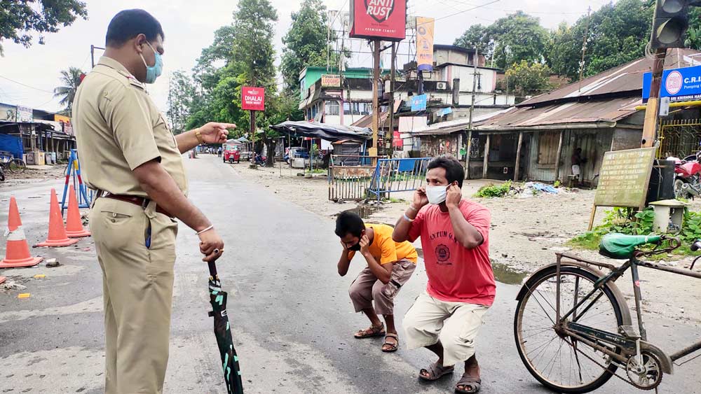 CoronaVirus Lockdown: Rule Breakers Flee As Soon As They See Police 