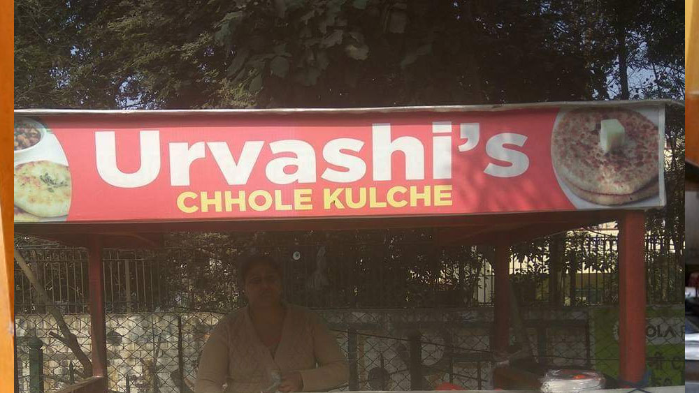 ‘ঊর্বশী’জ ছোলে-কুলচে’। গুরুগ্রামের বেশ পরিচিত একটি নাম। এই দোকানেরই মালিকের ঊর্বশী যাদব। রাস্তার পাশে ছোট একটা ঠেলাগাড়িতে ছোলে-কুলচা বিক্রি করতেন ঊর্বশী। এখন এক রেস্তরাঁর মালিক তিনি।
