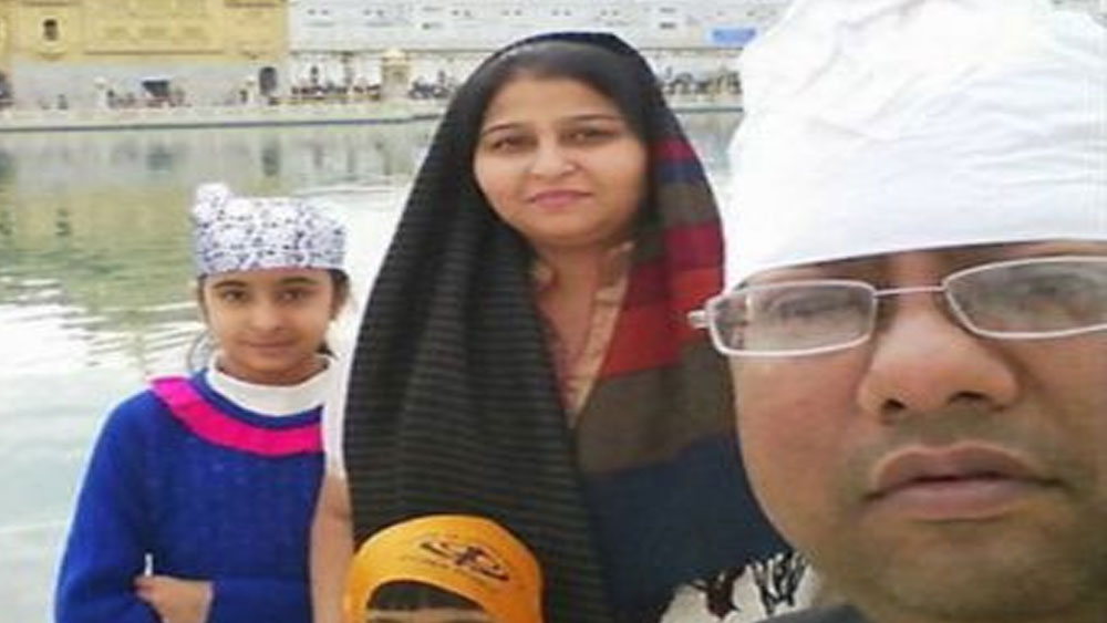 ২০১০-এই ক্রিকেট খেলতে গিয়ে অমিতের একটি দুর্ঘটনা ঘটে। ঊর্বশী ফের সিদ্ধান্ত নেন কাজ শুরু করার। স্কুলশিক্ষকের প্রশিক্ষণ নেন। ২০১৩-য় একটি স্কুলে শিক্ষকতা শুরু করেন। সব কিছুই এ পর্যন্ত ঠিকঠাক চলছিল। কিন্তু ২০১৬-য় তাঁর জীবনে ভয়ঙ্কর অন্ধকার নেমে আসে।