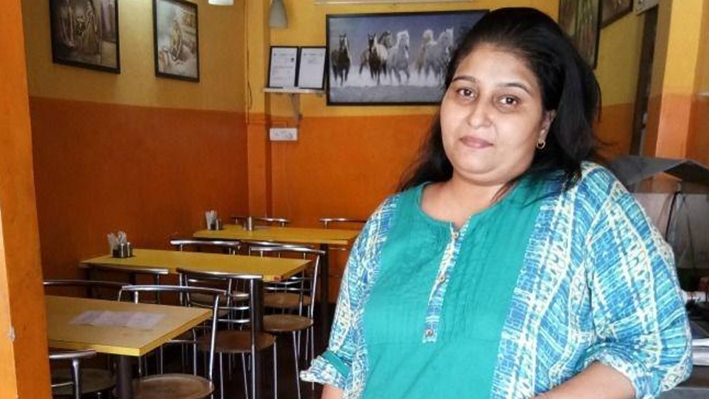 সেই বছরে বাড়ির ছাদ থেকে পড়ে গিয়ে গুরুতর জখম হন অমিত। বাধ্য হয়ে তাঁকে কাজ ছাড়তে হয়। এ দিকে সন্তানদের পড়াশোনা, সংসার চালানো— সব কিছুই ঊর্বশীর ঘাড়ে এসে পড়ে। এখান থেকেই তাঁর জীবনটা অন্য খাতে বইতে শুরু করে।