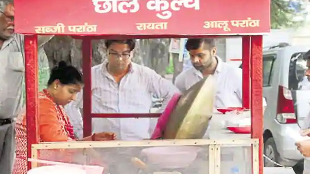 সন্তানদের পড়াশোনা, সংসার ভাল ভাবে চালানোর জন্য স্বামী-স্ত্রী মিলে ব্যবসায় নামার চিন্তাভাবনা শুরু করেন। কিন্তু কিসের ব্যবসা করবেন স্থির করতে পারছিলেন না। কোনও রেস্তরাঁ বা বিউটি পার্লার খোলার চিন্তাভাবনা শুরু করেন। কিন্তু এত টাকা পাবেন কোথায়? ফলে তা ভেস্তে যায়।
