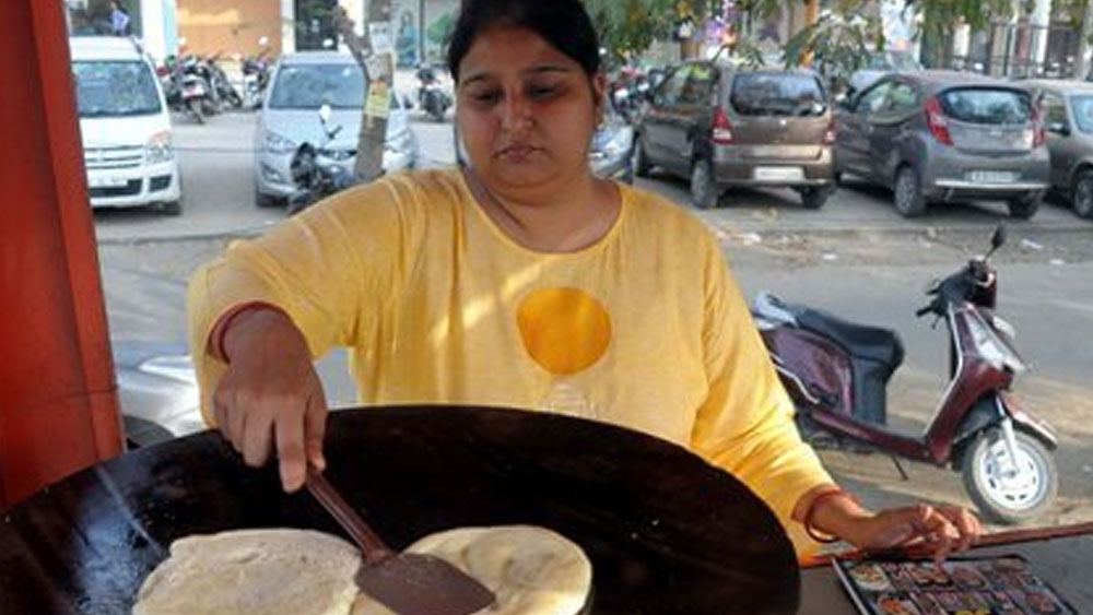 সম্ভ্রান্ত পরিবারের বউ রাস্তায় ছোলে-কুলচা বিক্রি করবে, তা হয় না কি! পরিবারের অনেকেই রাজি ছিলেন না এই কাজে। এক প্রকার সকলের অমতেই ব্যবসাটা শুরু করেন ঊর্বশী। ঠেলাগাড়ির নাম দিলেন ‘ঊর্বশী’জ ছোলে-কুলচে’।