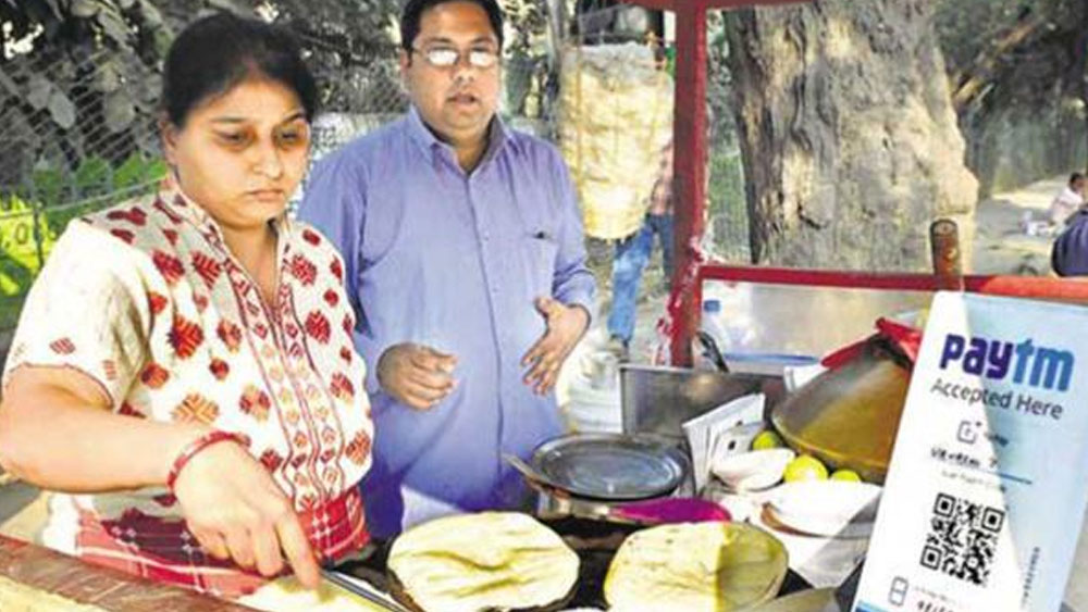 এর পর ঊর্বশীর এই ঠেলাগাড়ির খাবার সম্পর্কে কোনও গ্রাহক ফেসবুকে শেয়ার করেন। ব্যস! তার পর থেকে আর ফিরে তাকাতে হয়নি তাঁকে।