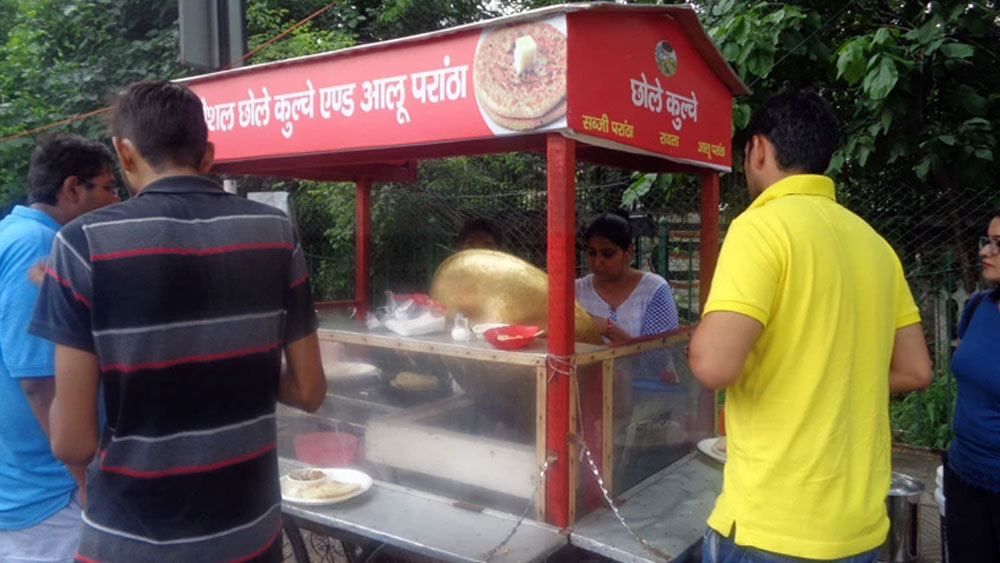 দিনে আড়াই-তিন হাজার টাকা উপার্জন করতেন, জানান ঊর্বশী। সকাল সাড়ে ৮টায় দোকান শুরু করতেন। বন্ধ করতেন বিকেল সাড়ে ৪টেয়।