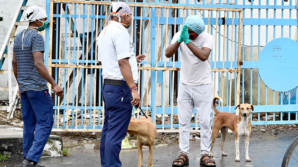 হাতেনাতে: লকডাউনের মধ্যে রাস্তায় বেরিয়ে পুলিশের প্রশ্নের মুখে পড়লেন এক ব্যক্তি। বৃহস্পতিবার, বিমানবন্দরের কাছে। নিজস্ব চিত্র