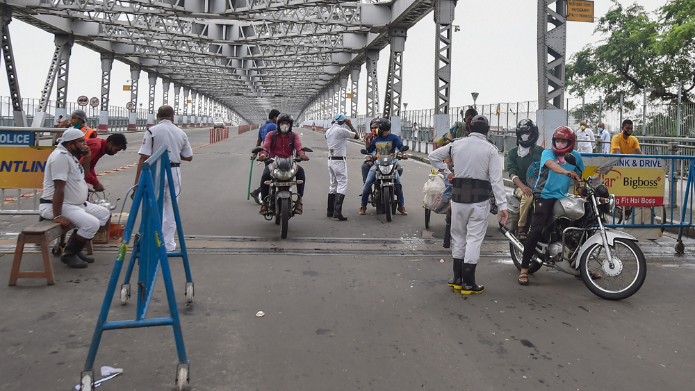 পুলিশের নজরদারি হাওড়া ব্রীজের ওপর।—ছবি পিটিআই।