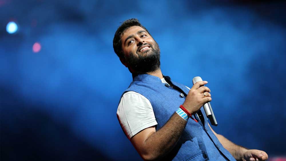 তবে জানেন কি, অরিজিতের ‘লাভ স্টোরি’-ও সিনেমার থেকে কম রোমাঞ্চকর নয়। তাঁরও জীবনে প্রেম এসেছে, প্রেম ভেঙেছে। হয়েছে বিবাহ বিচ্ছেদও। অরিজিতের লাভ লাইফের সেই রোলারকোস্টার রাইড দেখে নেওয়া যাক এক ঝলকে।