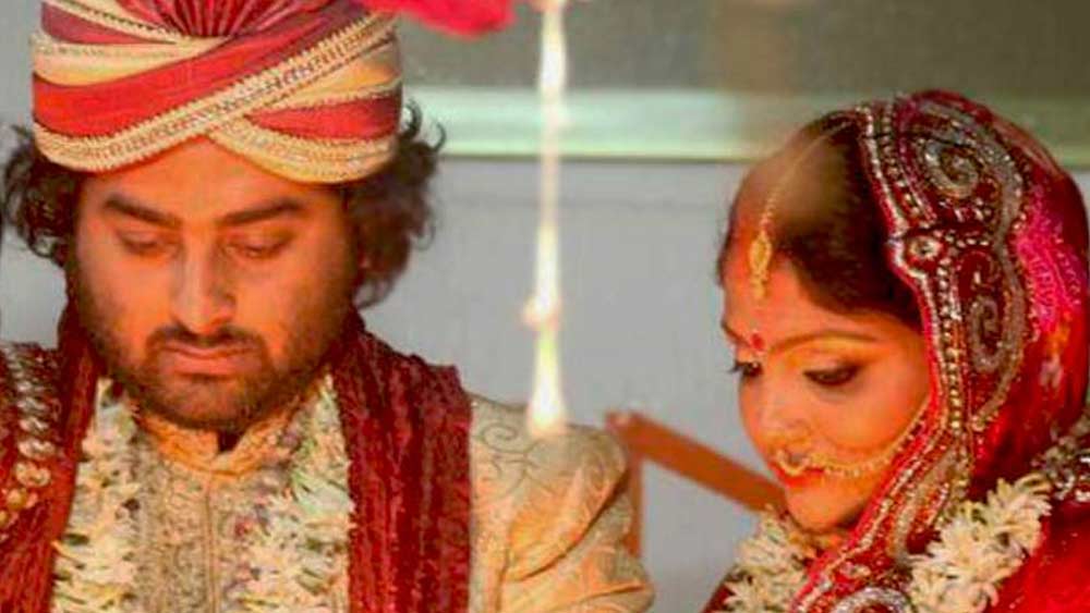 বাঙালি মতে বিয়ে করেন দু’জনে। কিন্তু গ্ল্যামারের আলো, চাকচিক্য কোনওদিনই টানেনি স্বামী-স্ত্রীকে। অরিজিৎ নিজেই বলেছেন, পাবলিক অ্যাপিয়ারেন্সে বেজায় অরুচি তাঁর স্ত্রীর।