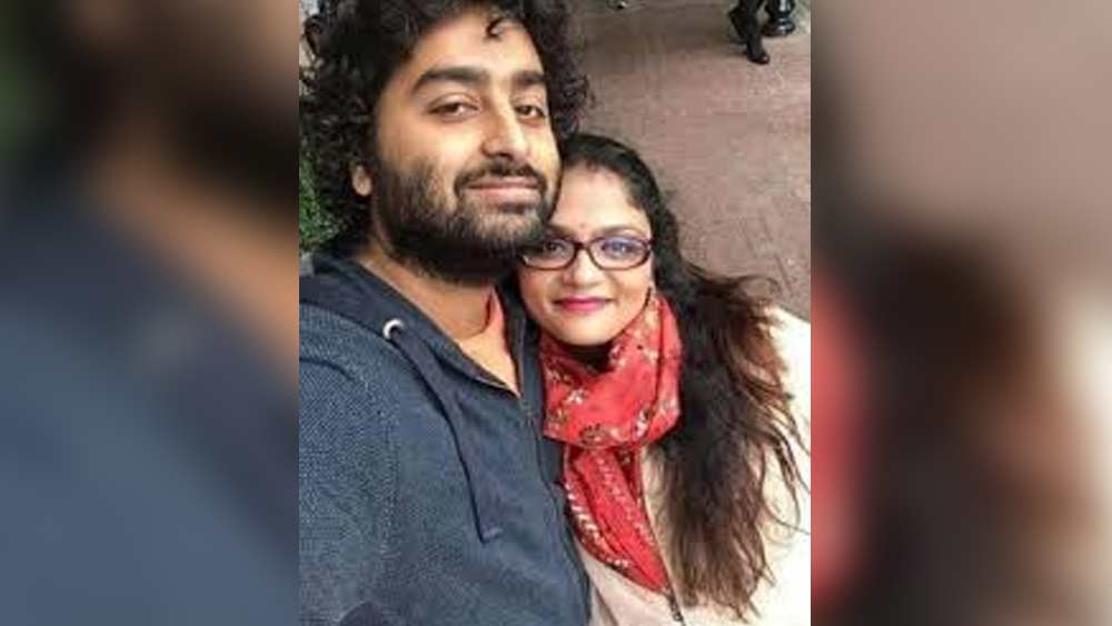 ফ্ল্যাশলাইটের ঝলকানি, সেলফি তোলার ভিড় থেকে নিজেকে দূরে সরিয়ে রাখতেই পছন্দ করেন কোয়েল। অরিজিৎ এবং দুই সন্তান নিয়ে অন্তরালেই থেকে যেতে চান এই বাঙালি মেয়ে।