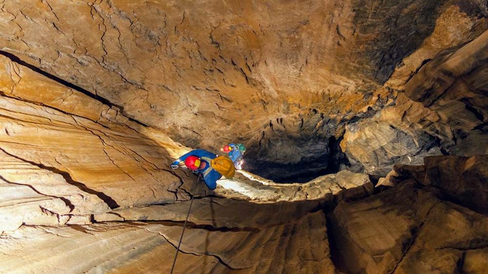 ১৯৮৬ পর্যন্ত গুহার কথা অজানা ছিল মানুষের কাছে। গুরুত্বহীন এলাকা হিসাবে পড়ে ছিল সেটি। সে বছর এক অভিযাত্রী দল পৌঁছয় সেখানে। তাঁরাই এর নামকরণ করেন লেচুগুইলা।
