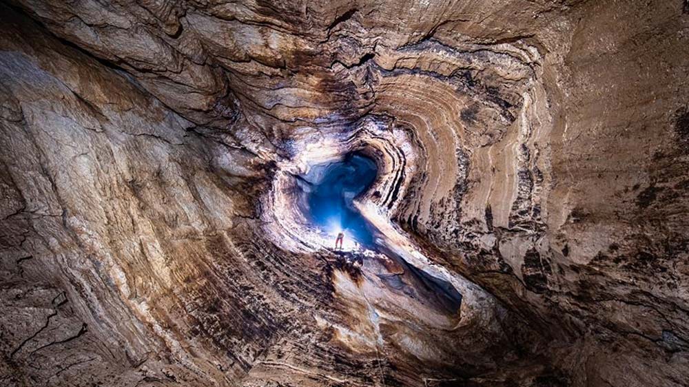 এখনও অবধি প্রায় ২২২ কিলোমিটার গুহাপথ আবিস্কৃত হয়েছে। তবে এই বিশাল আকারই গুহার সবথেকে বড় রহস্য নয়।