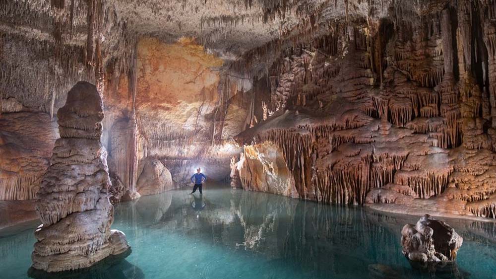 এই গুহার ভিতরের দেওয়ালে আপনা থেকে তৈরি হওয়া নির্মাণশৈলী বিস্ময় তৈরি করেছে গবেষকদের মধ্যে।