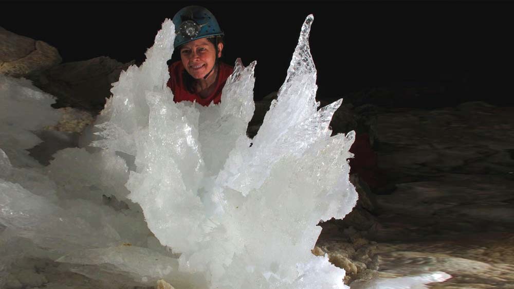 বিভিন্ন রকম নকশার ক্রিস্টালে মোড়া রয়েছে এই গুহার ভিতর। এর কোনওটা দেখতে বিশালাকার ফুলের মতো, তো কোনওটা প্রাসাদের থামের মতো।