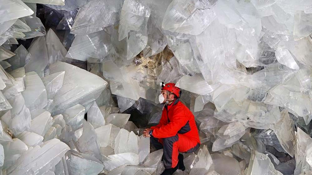 এই ক্রিস্টালগুলো তৈরি হয়েছে জিপসাম থেকে। জিপসাম একটি খনিজ লবন যা চুনাপাথর থেকে তৈরি হয়।