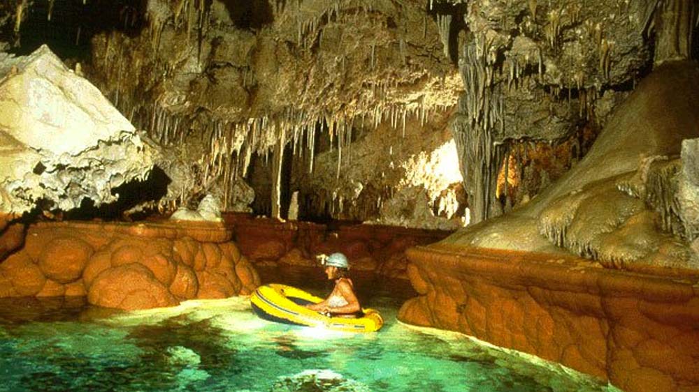 গুহাতে জিপসামের সজ্জা মাইলের পর মাইল বিস্তৃত রয়েছে। গুহার মধ্যে কী ভাবে তৈরি হল এই জিপসামের ক্রিস্টাল?