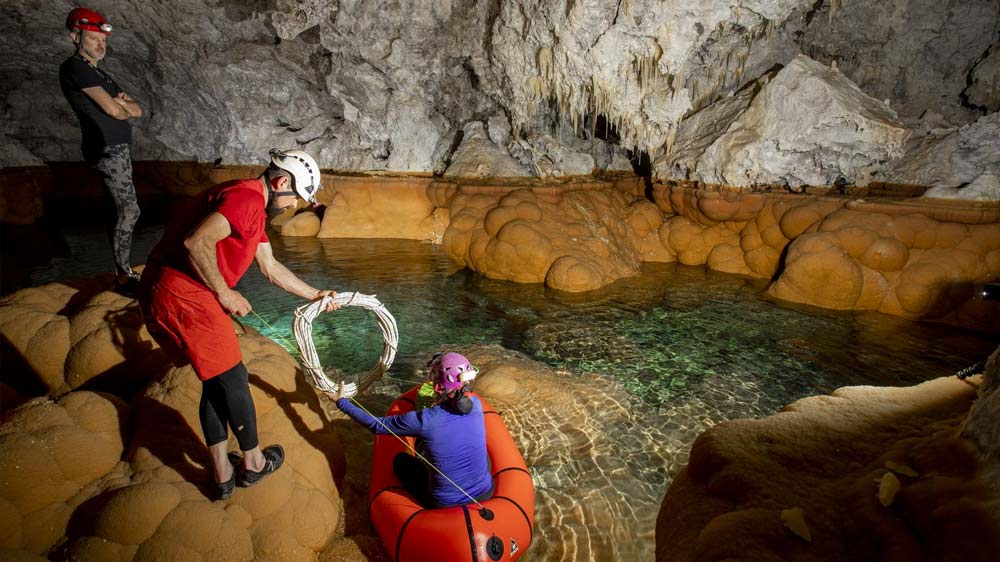 পৃথিবীর বেশির ভাগ গুহা বৃষ্টির জলে ক্ষয়প্রাপ্ত হয়ে। কিন্তু লেচুগুইলা গুহার পাথরের ক্ষয় হয়েছে মূলত সালফিউরিক অ্যাসিড দ্বারা।