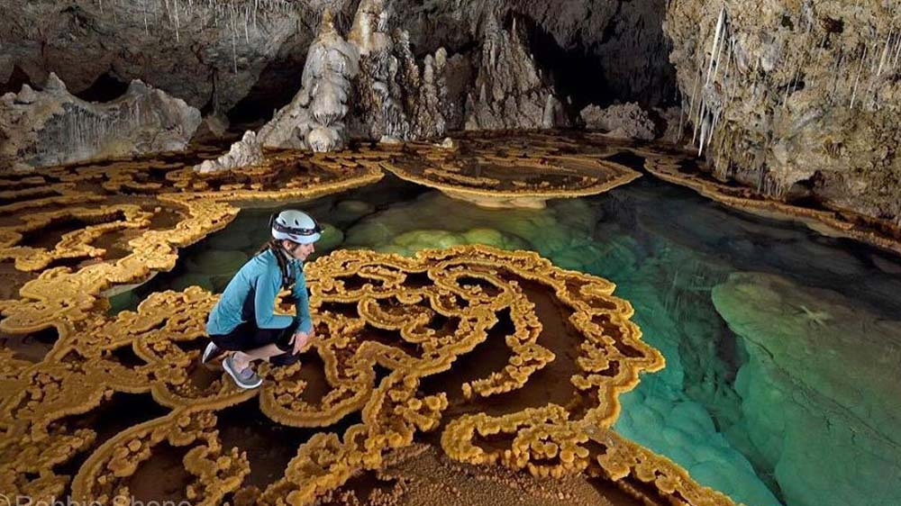 এই গুহার ভিতরে আপনা থেকেই তৈরি হয়েছে একটি কক্ষ। যার নাম দেওয়া হয়েছে শ্যান্ডেলিয়ার বলরুম। সেখানকার জিপসাম পিলারগুলির দৈর্ঘ্য ২০ ফুটেরও বেশি।