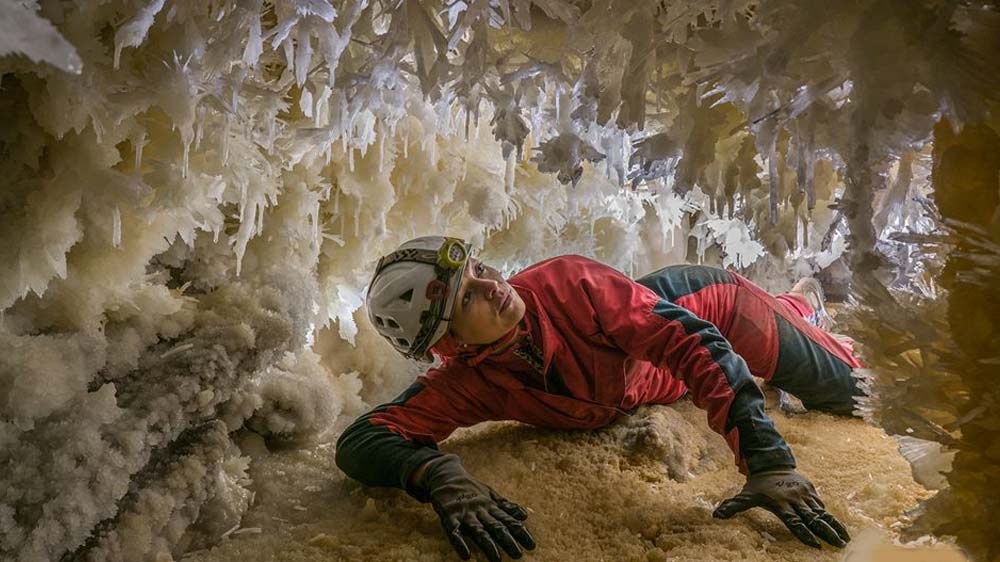 এ ভাবেই সূর্যের আলো ঢুকতে না পারা গুহার ভিতরের সৌন্দর্য পর্যটকদের অন্যতম আকর্ষণের কেন্দ্র।