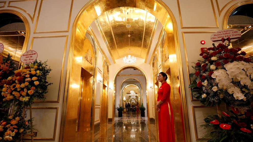 আদ্যোপান্ত সোনা দিয়ে মোড়ানো এই হোটেলটি রয়েছে ভিয়েতনামের রাজধানী হ্যানয়ে। দাবি করা হচ্ছে, এটাই বিশ্বের প্রথম ও একমাত্র সোনার হোটেল।