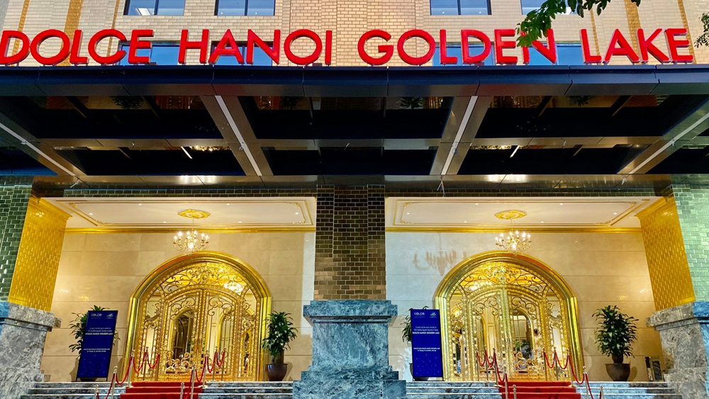 হোটেলটির নাম ডোলস হ্যানয় গোল্ডেন লেক। গিয়াং ভো হ্রদের পাশে এটি গড়ে তোলা হয়েছে।