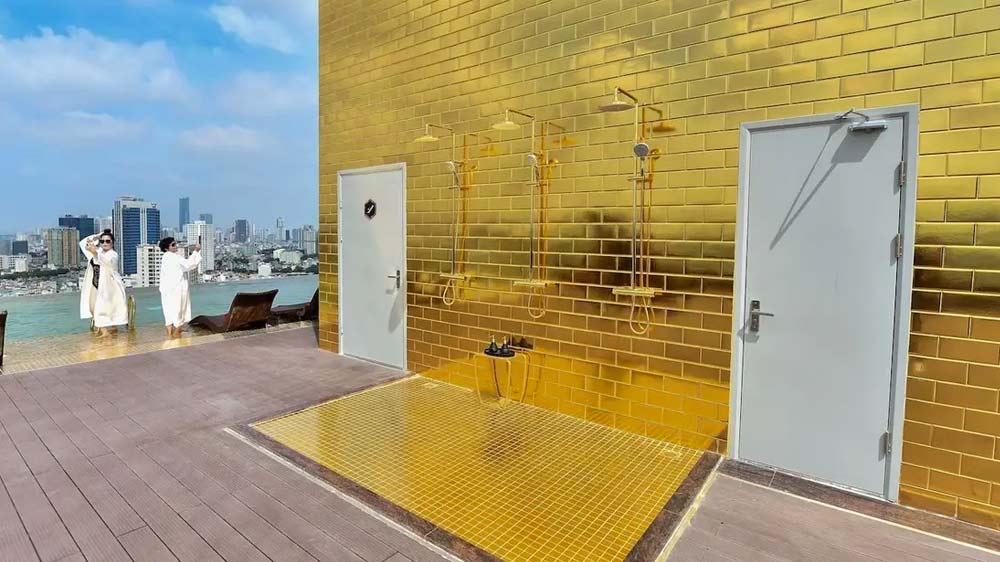 হোটেলটি তৈরিতে ১ টন সোনা ব্যবহার করা হয়েছে।