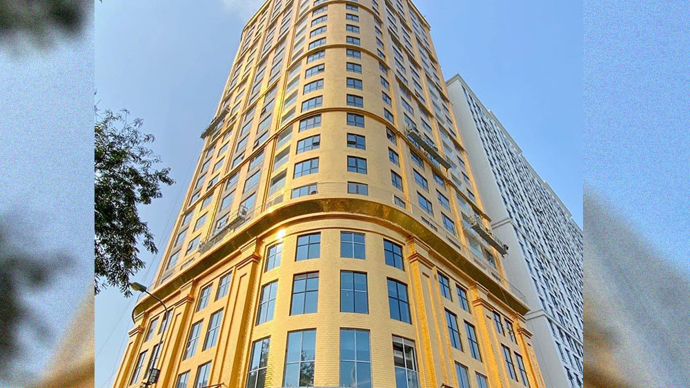 হোটেলের বাইরের দেওয়ালে ৫৪ হাজার বর্গ ফুট জুড়ে সোনার পাত দিয়ে মোড়া।