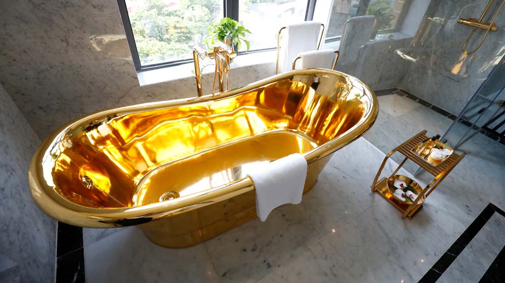 হোটেলের দরজা, জানলা, সিঁড়ি, ঘর, বাথরুম এমনকি সমস্ত আসবাবও সোনার তৈরি।