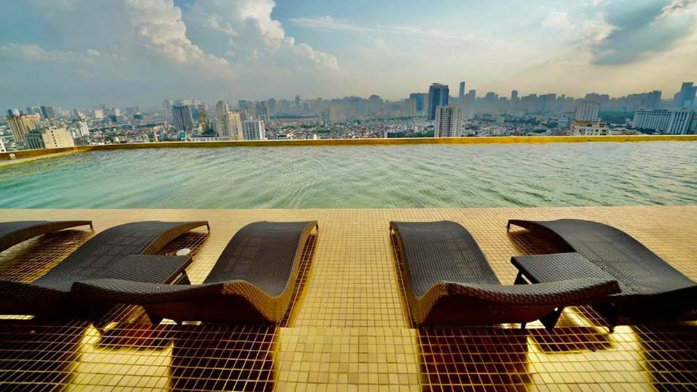 হোটেলের ছাদে একটি ইনফিনিটি পুল আছে। সেই পুলও সোনার পরতে মোড়া।