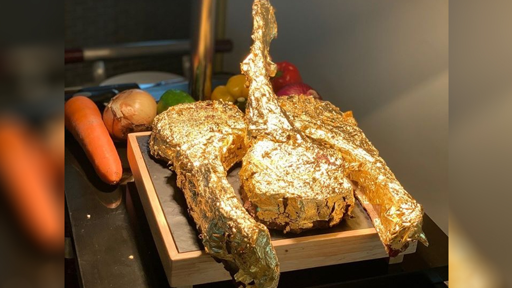 শুনলে অবাক হবেন যে, হোটেলে যে খাবার দেওয়া হয় তা-ও সোনার পাতলা মোড়কে ঢেকে দেওয়া হয়।