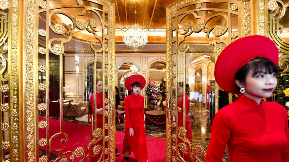 হোটেলের পরিবেশের সঙ্গে খাপ খাওয়ানোর জন্য কর্মীদের পোশাকের রং লাল ও সোনালি রাখা হয়েছে।