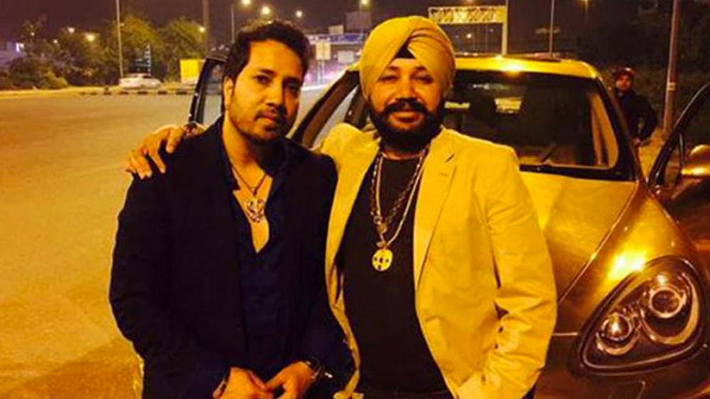 মিকার জন্ম কিন্তু এ রাজ্যে, দুর্গাপুরে। ছয় ভাইয়ের মধ্যেই তিনিই সবচেয়ে ছোট। গান ছিল তাঁর রক্তে। বাবা অজমেঢ় সিংহ ভারতীয় শাস্ত্রীয় সঙ্গীত শিল্পী। পঞ্জাবের গুরুদ্বারে যিনি দীর্ঘ দিন গান গেয়েছেন। দাদা দালের মেহেন্দিও প্রতিষ্ঠিত শিল্পী।