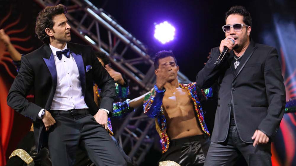 তাঁর কেরিয়ার শুরু হয় ২০০৬ সাল থেকে। ‘আপনা স্বপনা মানি মানি’ থেকে হালফিলে ‘সিম্বা’ ছবির ‘আঁখ মারে’— মিকা সবেতেই সুপারহিট। তাঁর লাইভ অনুষ্ঠান মানেই প্রচুর লোক, শিসধ্বনি আর নাচ। পার্টি সংয়ের রাজা তিনি। কিন্তু ব্যক্তিগত জীবনে বারে বারে এমন কিছু ঘটনা ঘটিয়েছেন তিনি যে, বারেবারেই পেজ থ্রি’র হেডলাইন দখল করেছে তাঁর নাম।