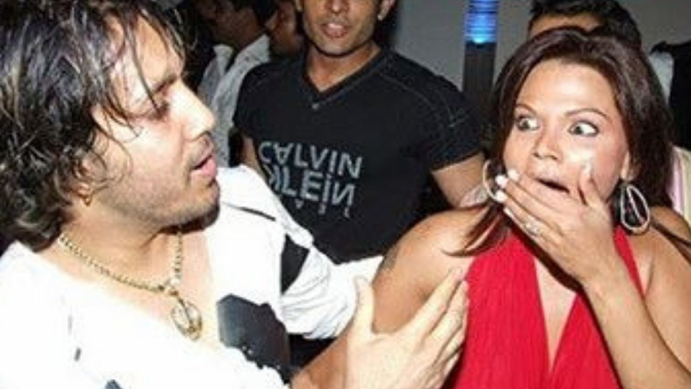 পার্টিতে বলিউডের ঘনিষ্ঠ কিছু বন্ধুকে আমন্ত্রণ জানিয়েছিলেন মিকা। সে সময় রাখির বয়ফ্রেন্ড ছিলেন সঙ্গীত পরিচালক আশিস শেরউড। আশিস আবার মিকারও ভাল বন্ধু। পার্টি ভালই চলছিল। আচমকাই রাখিকে জড়িয়ে ধরে চুমু খেতে শুরু করেন মিকা।