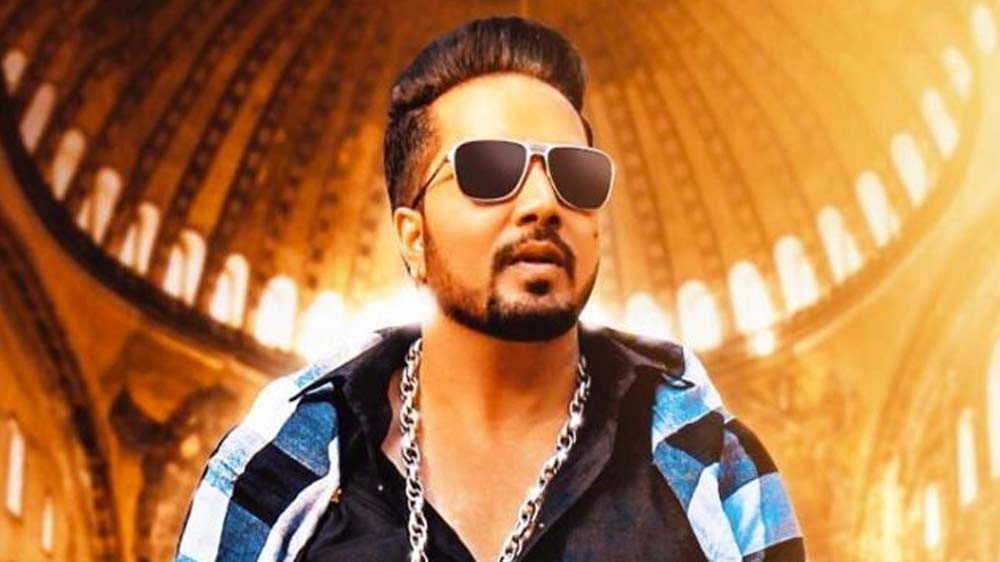 গায়কের মুখপাত্র সংবাদ মাধ্যমে যদিও দাবি করেন, “এ অভিযোগ মিথ্যে। পুলিশের সঙ্গে সব রকম সহায়তাই করছেন মিকা। সত্যিটা খুব শীঘ্রই বেরিয়ে আসবে।” কিন্তু বিতর্ক কি আর চেপে রাখা যায়?