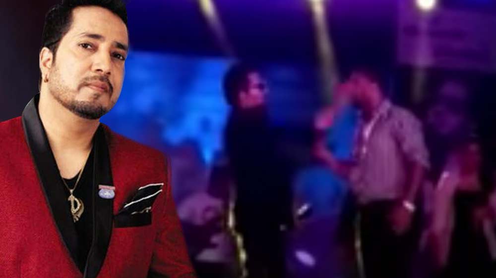 হঠাৎই সেই ডাক্তারকে সকলের সামনে সপাটে চড় মেরে দেন মিকা। চড় এত জোরে ছিল যে, সেই ডাক্তারের কানেরও বেশ ক্ষতি হয়েছিল।