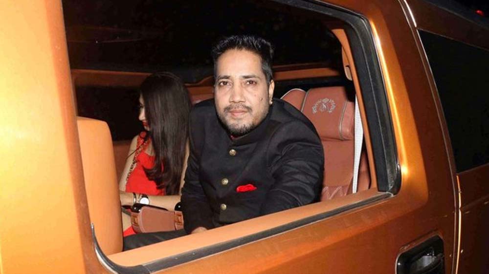 রেগে যাওয়া বা জোর করে চুমুই নয়, তালিকায় রয়েছে অবৈধ ভাবে বিদেশি মুদ্রা বহন করার অভিযোগও। ২০১৩ সালে সে জন্য মুম্বই বিমানবন্দর থেকে তাঁকে গ্রেফতারও করা হয়েছিল।